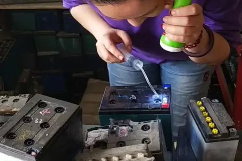 换电动车电瓶_电动电瓶换车怎么换_电动车换电瓶方便吗