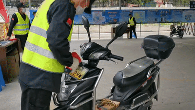 福州电动车换牌倒计时！交警到岳峰这个小区，开展上门换牌服务